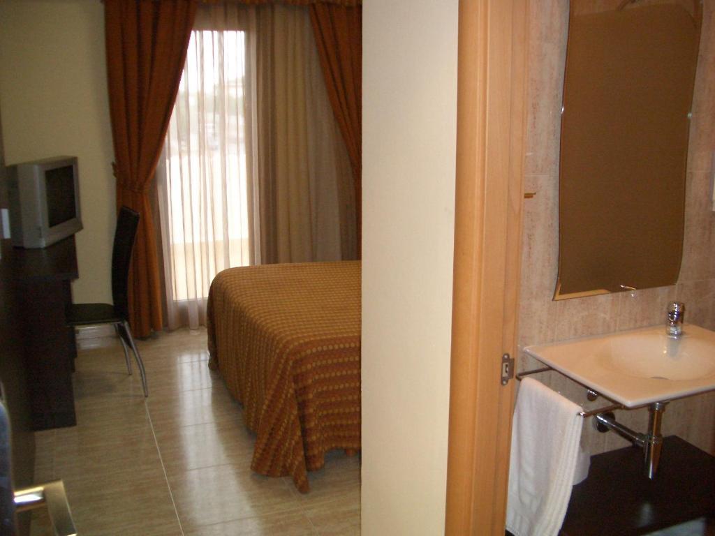 غانديسا Hotel Pique الغرفة الصورة